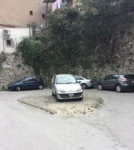 Un parking italien typique en Sicile