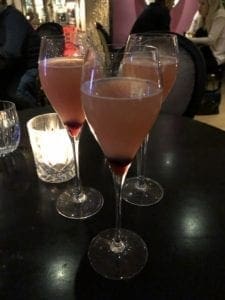 Boissons au champagne à l'élégant Dorsia à Göteborg.