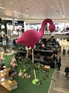 Le plus grand flamant rose de la ville à Karlstad