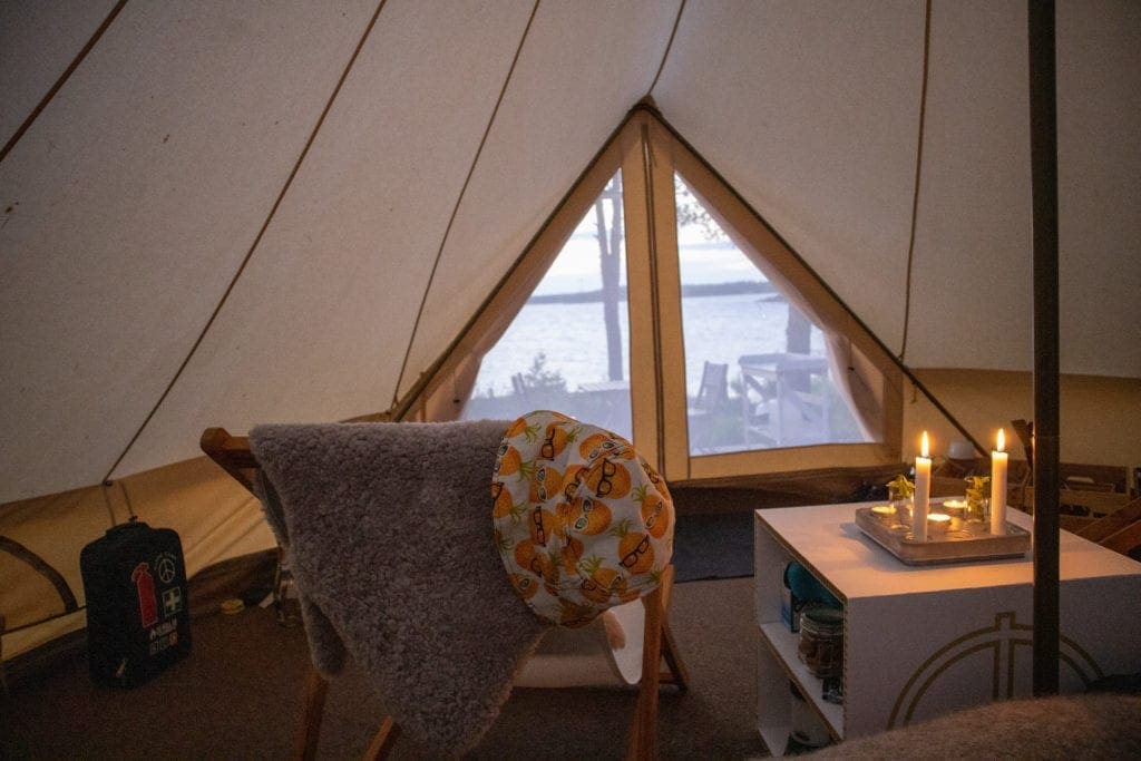 dans des tentes