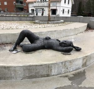 En avslappnad staty i Molkom