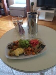 Lyxig room service på Hennickehammars herrgård