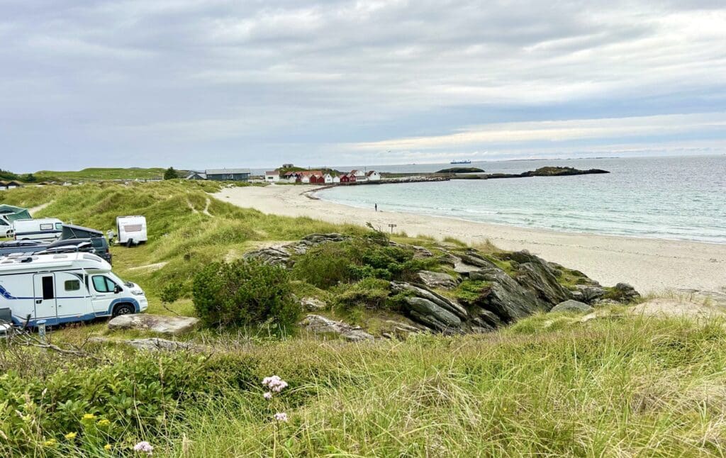 Camping vid stranden i Norge.